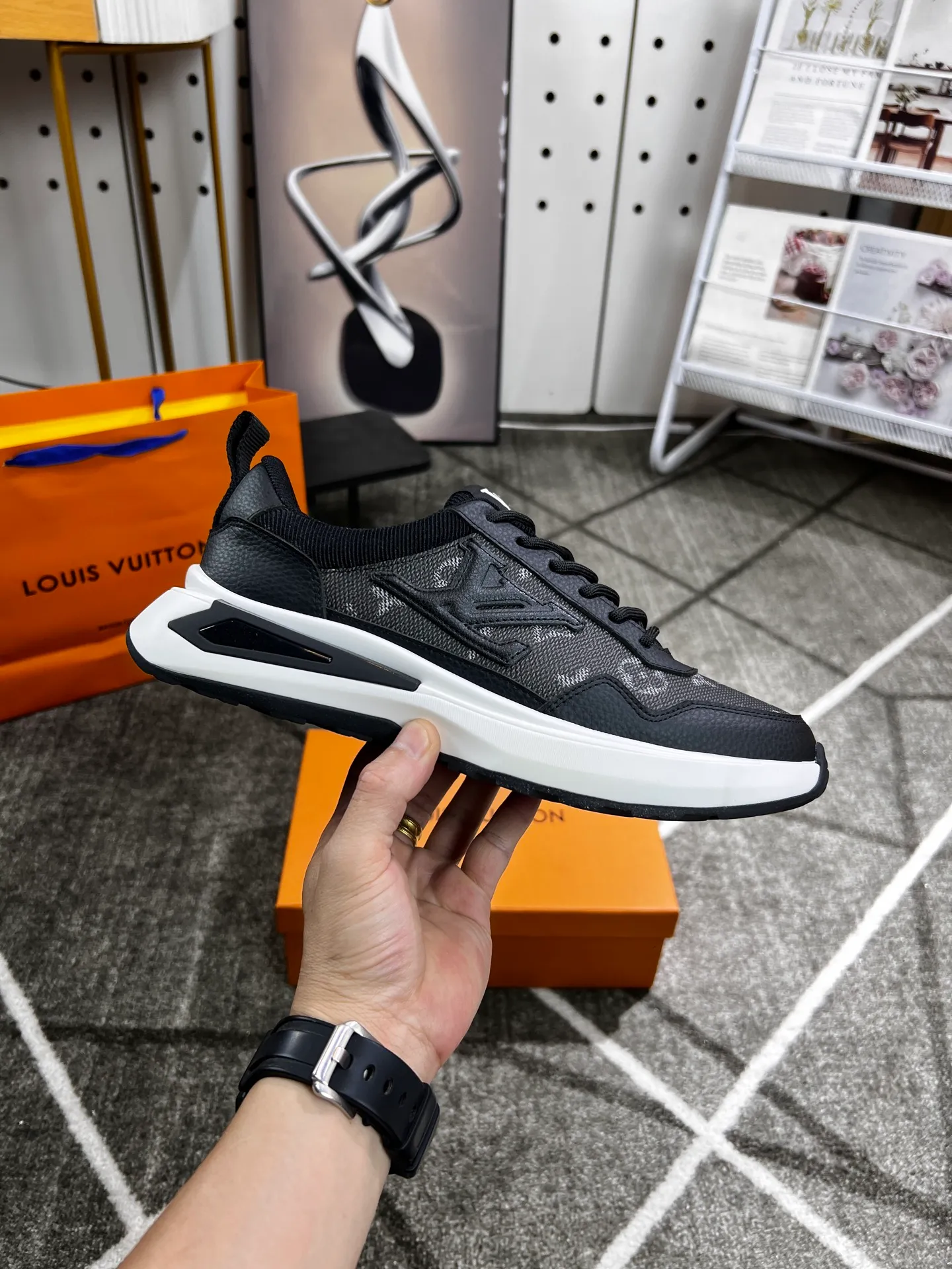 Factory price: 438 💰 LV new casual men's shoes 👉 👉 Fashionable and versatile, 💞 simple and elegant style, 🔊 made of imported cowhide, ☑️ breathable mesh lining, sheepskin feet, original wear-resistant rubber outsole, exclusive new style, actual shot, three colors available, code number: 38-44, (45 can be customized)